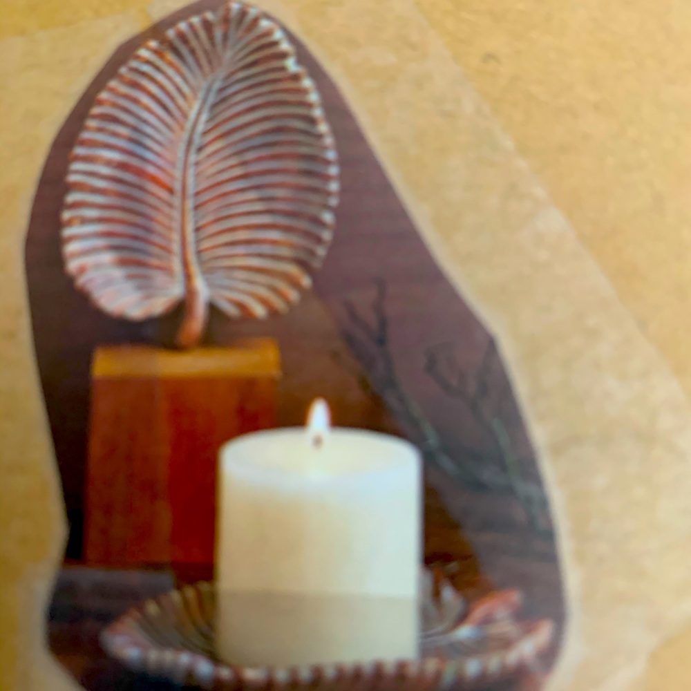 Sculpted leaf pillar holder